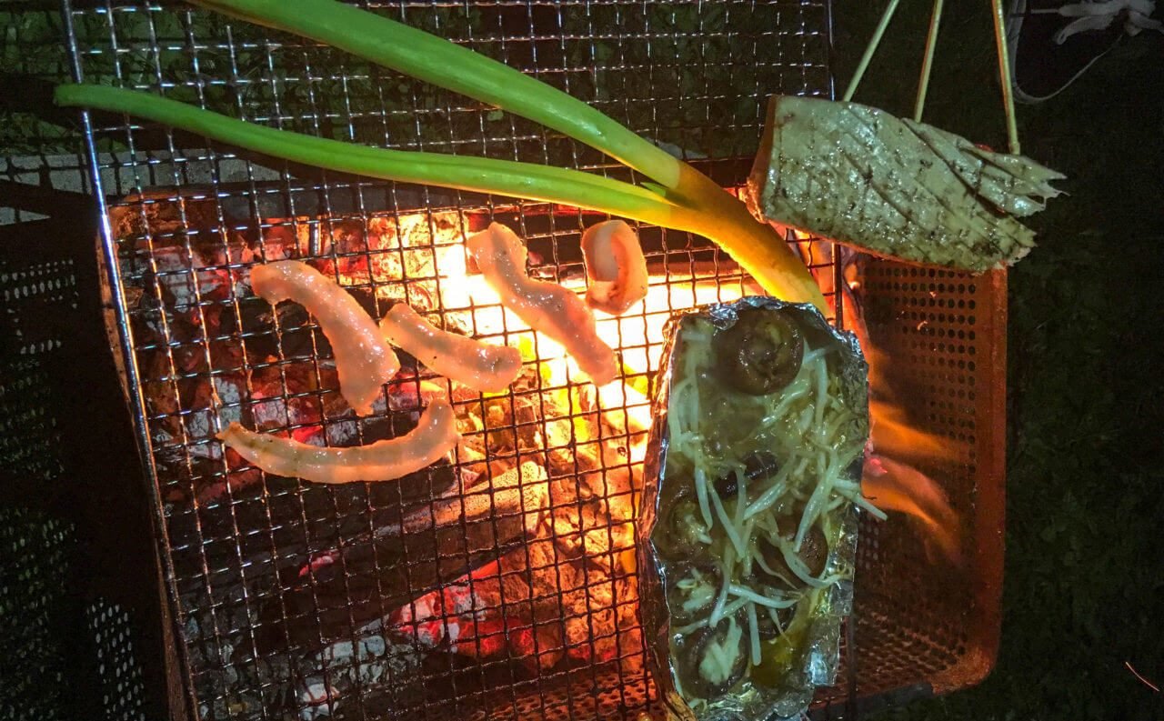 キャンプで野菜を炭火で焼いている
