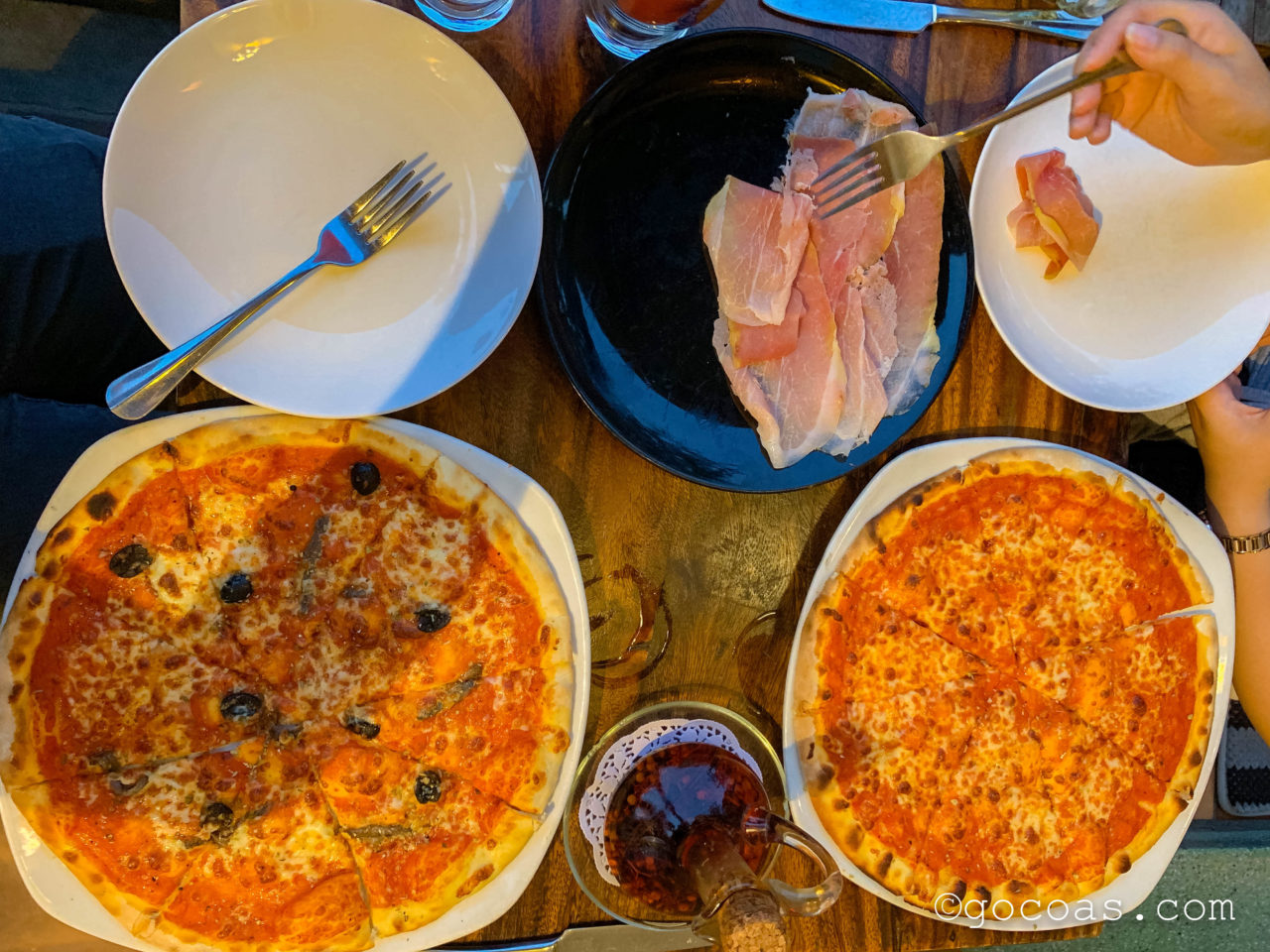 Piccola Italia Da Luigiの生ハムと2枚のピザ