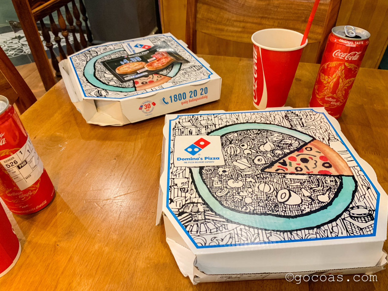Domino's Pizza - The Heritage Walkで買った2つずつのコーラとピザ