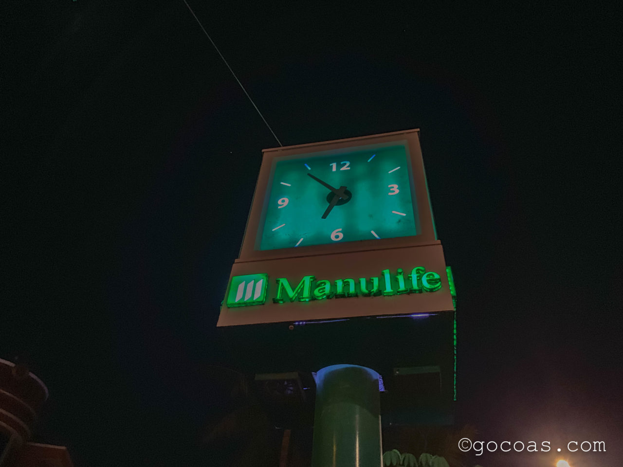 シェムリアップでトゥクトゥクドライバーと待ち合わせした街中にある緑色の時計