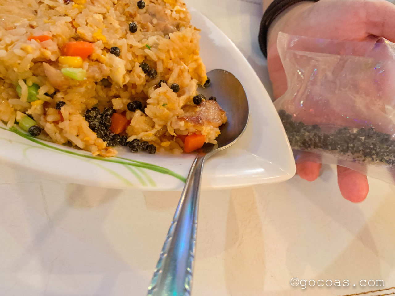 Garden Restaurantで炒飯にカンボジアの胡椒を使うところ