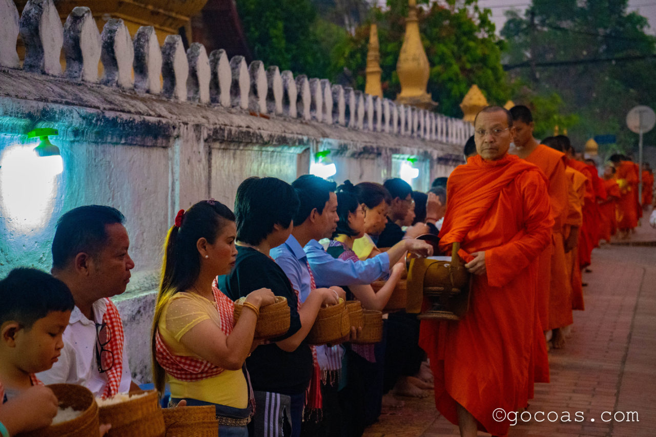 ルアンパバーンの托鉢で歩いてきた僧侶とお米を渡す人