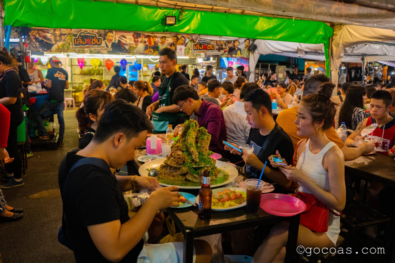 ラチャダー 鉄道市場に並ぶ食べ物の屋台