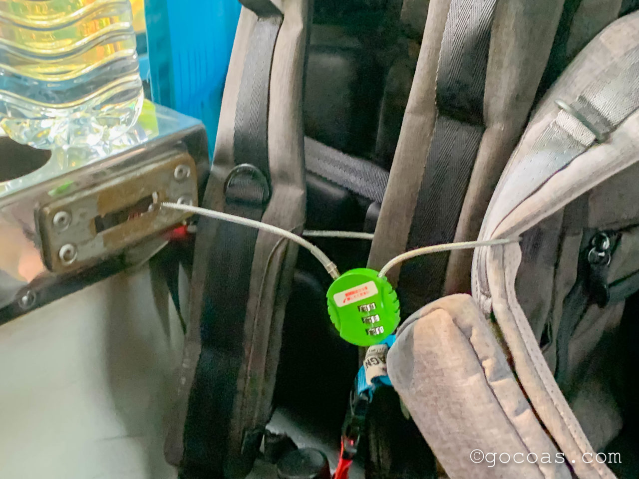 Hua Lamphong駅で乗った電車内でかばんを鍵で固定したところ