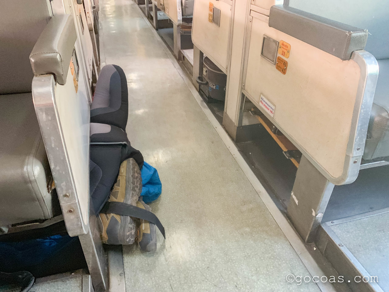 Hua Lamphong駅で乗った電車内の座席下に収納したバックパック
