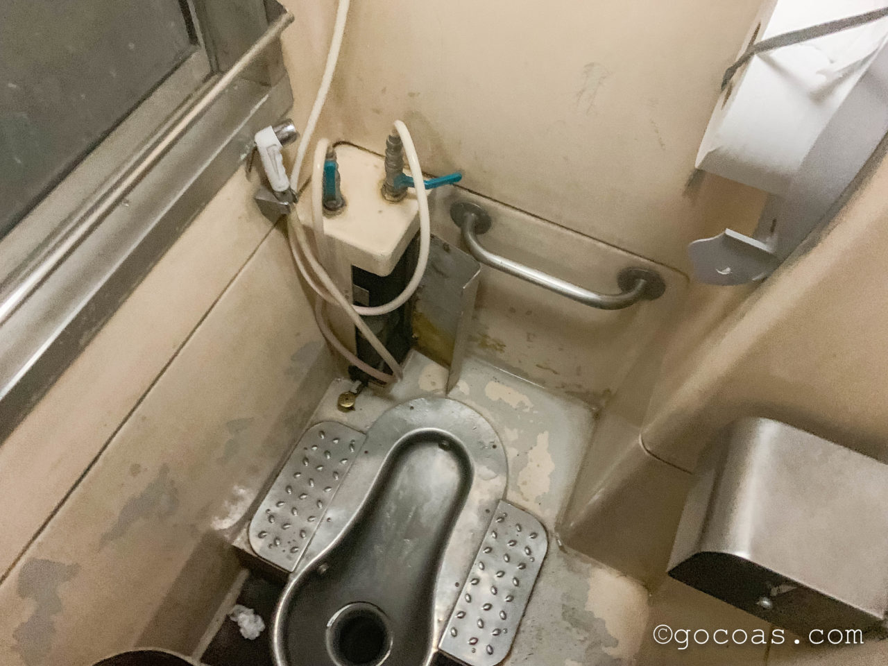 Hua Lamphong駅で乗った電車内のトイレとシャワー