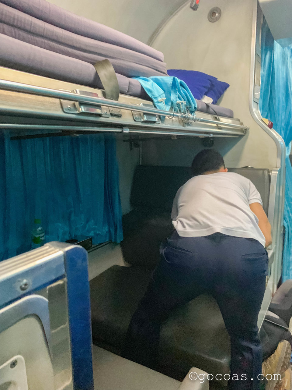 Hua Lamphong駅で乗った電車内の座席をベッドに変えてもらうところ