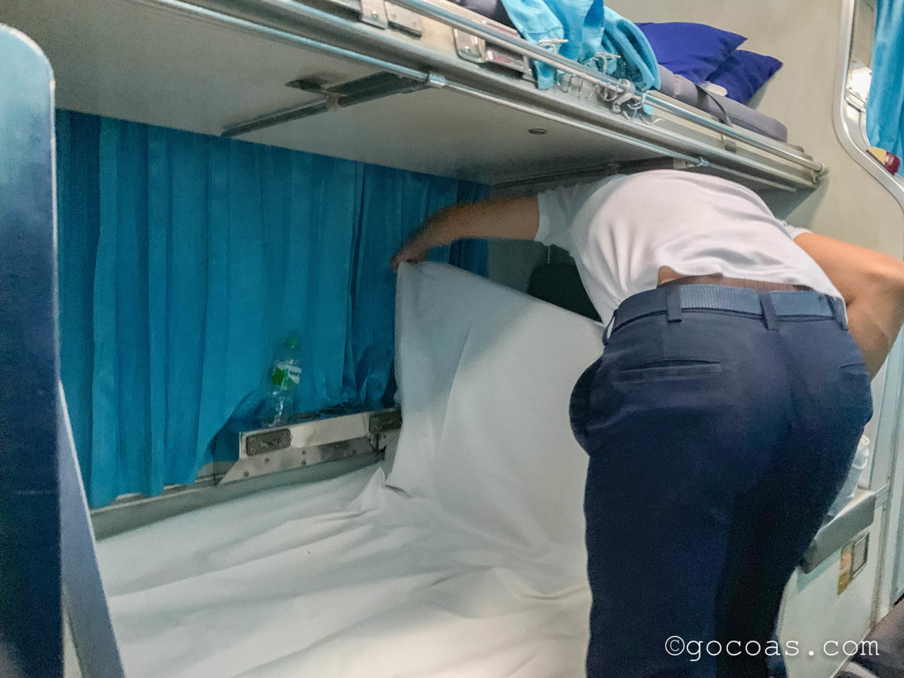 Hua Lamphong駅で乗った電車内の座席をベッドに変えてもらうところ