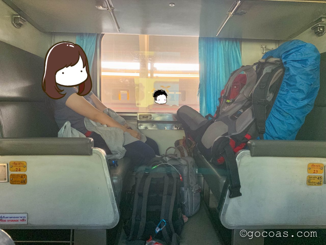 Hua Lamphong駅で乗った電車の座席に座るあいり