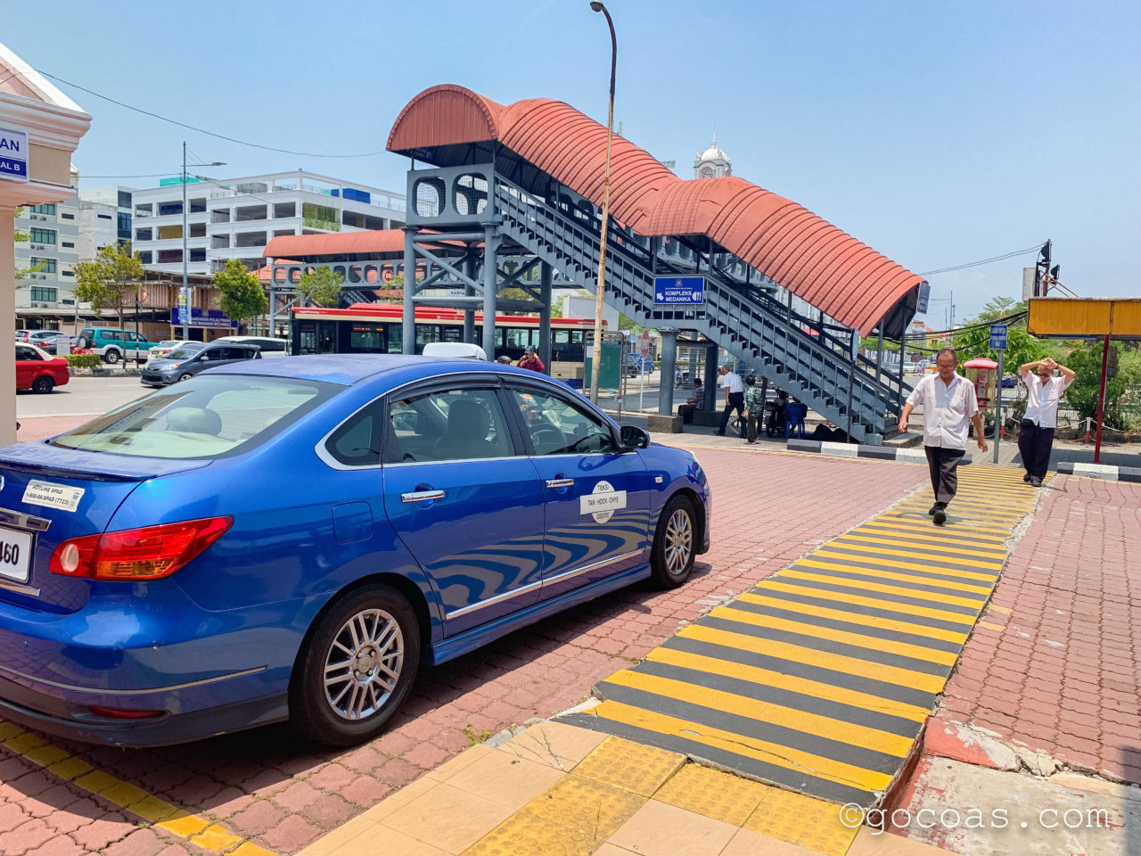 Penang島フェリー到着口のタクシー乗り場と横断歩道
