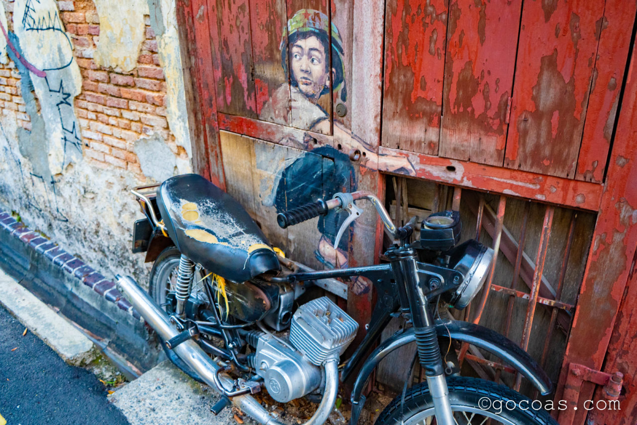 ペナン島の街中にあったバイクに乗った少年のウォールアート