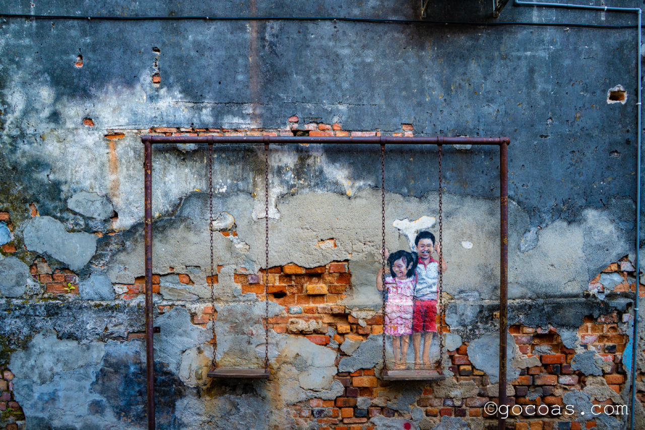 ペナン島の街中にあったブランコと子どもたちのウォールアート