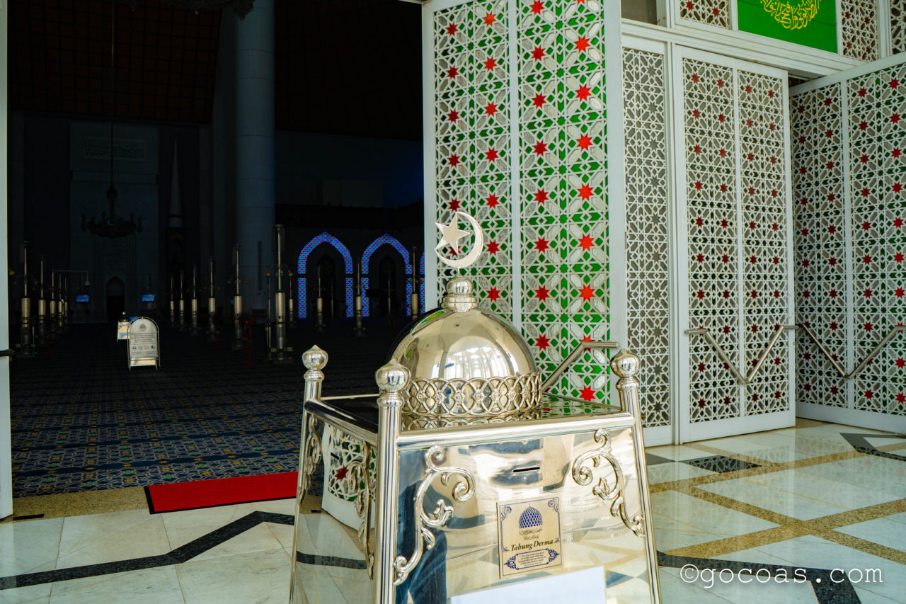 スルタン・サラディン・アブドゥル・アジズ・モスク内部