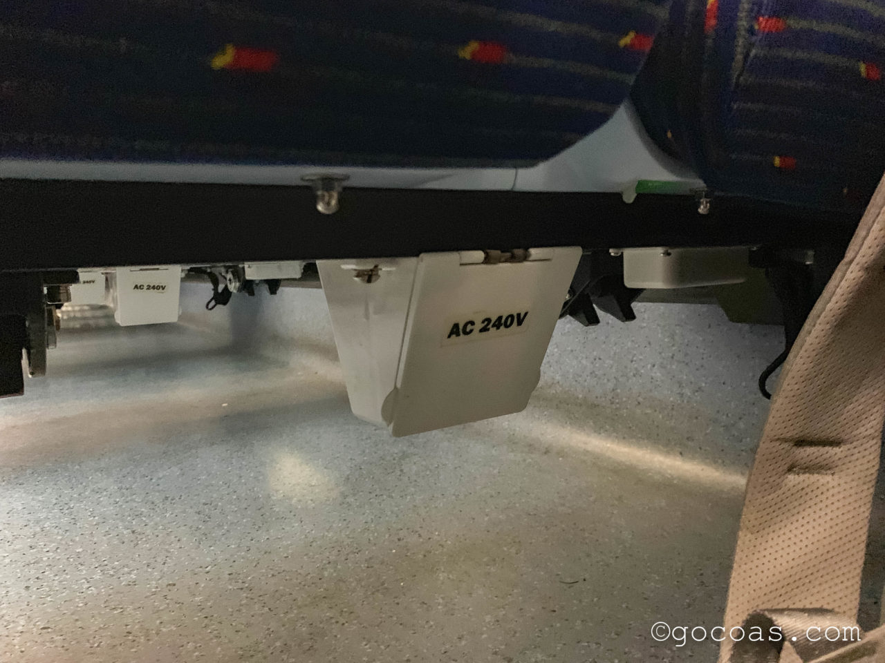 マレー鉄道の車内の座席下のコンセント
