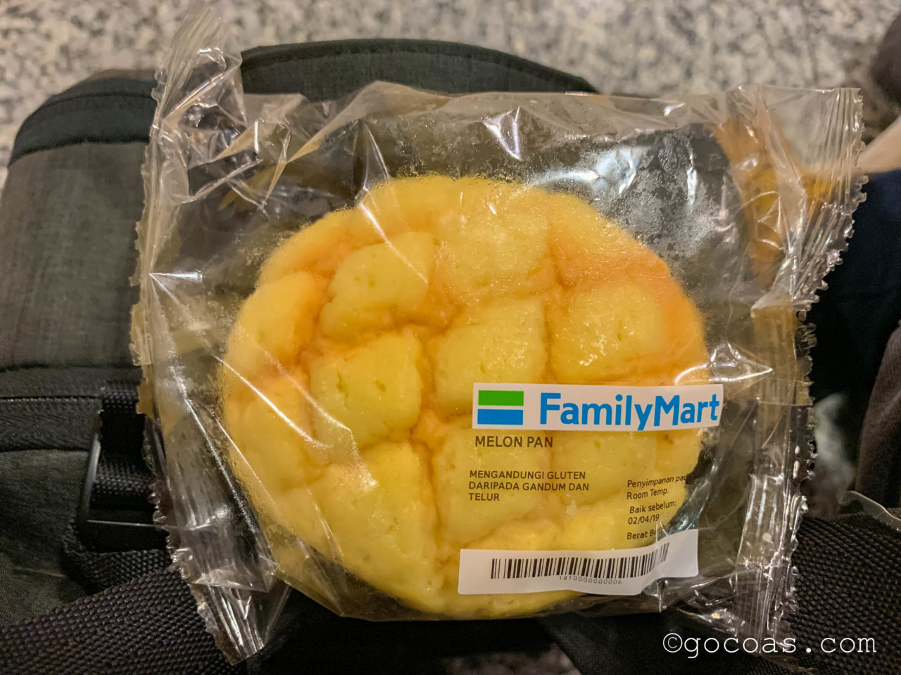 マレー鉄道のGEMAS駅で食べるファミリーマートで買ったメロンパン