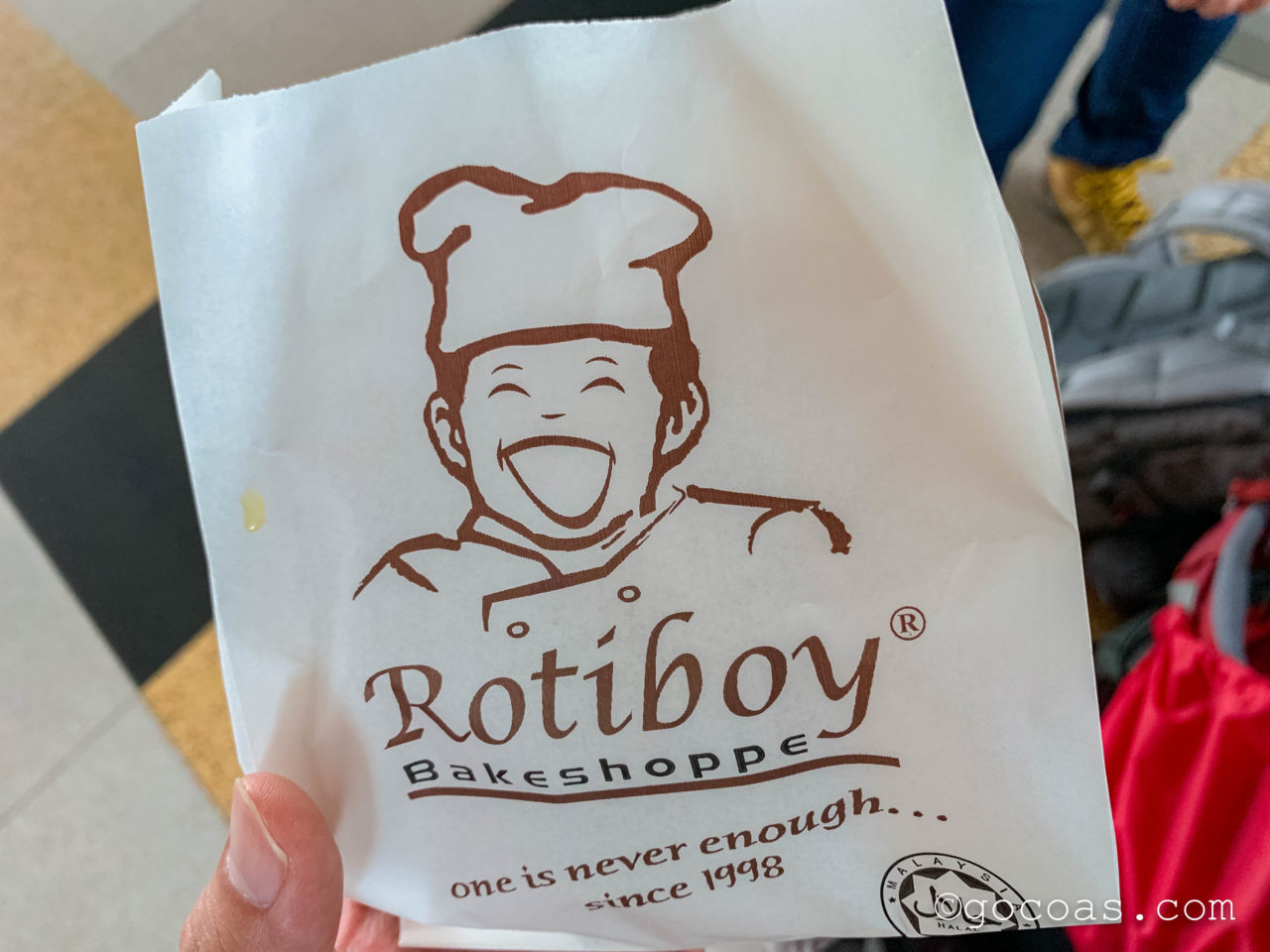 マレー鉄道のJBセントラル駅構内に並ぶRotiboyで買ったパン