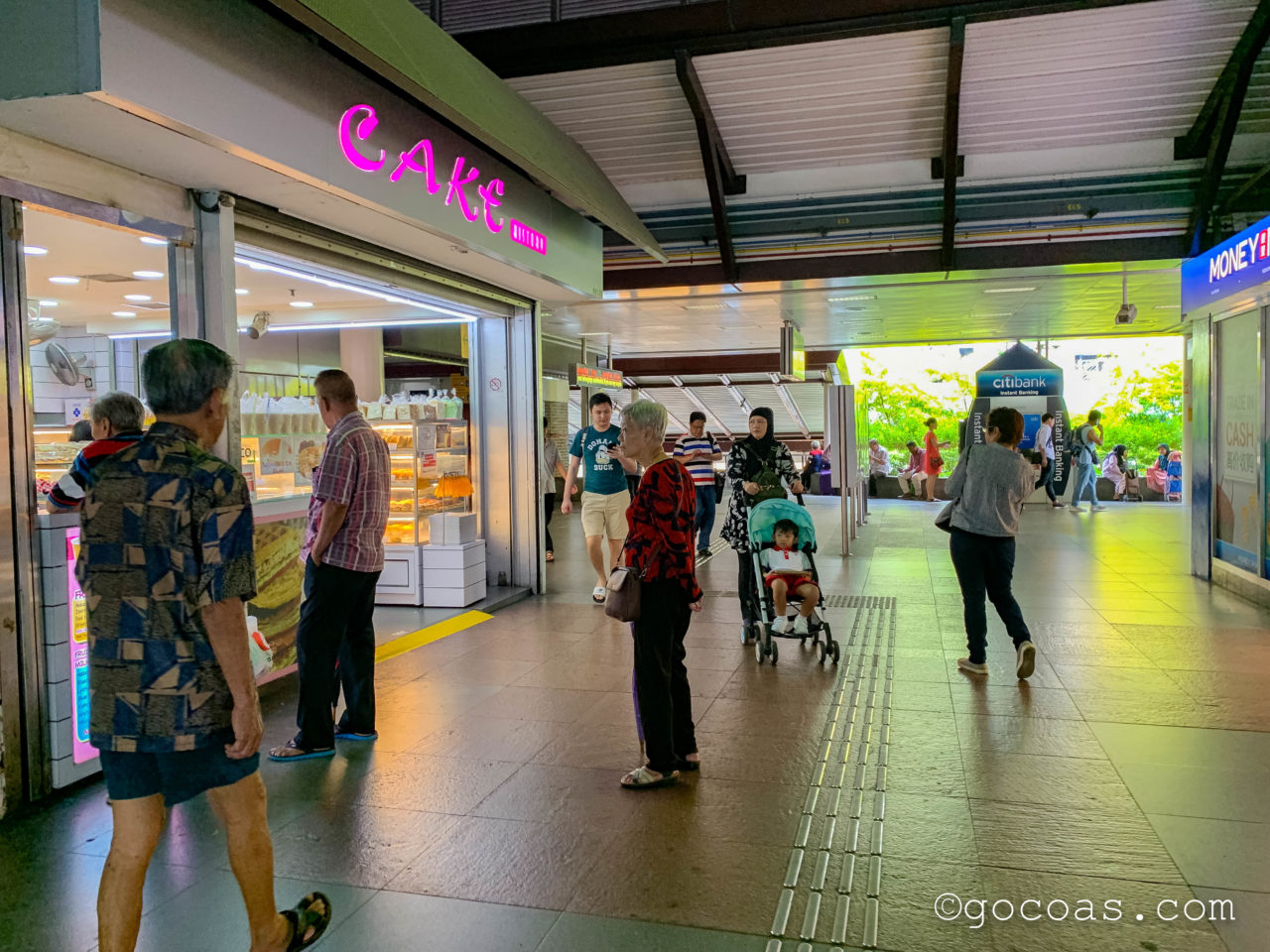 Marsiling MRTの駅構内に並ぶ売店の外観