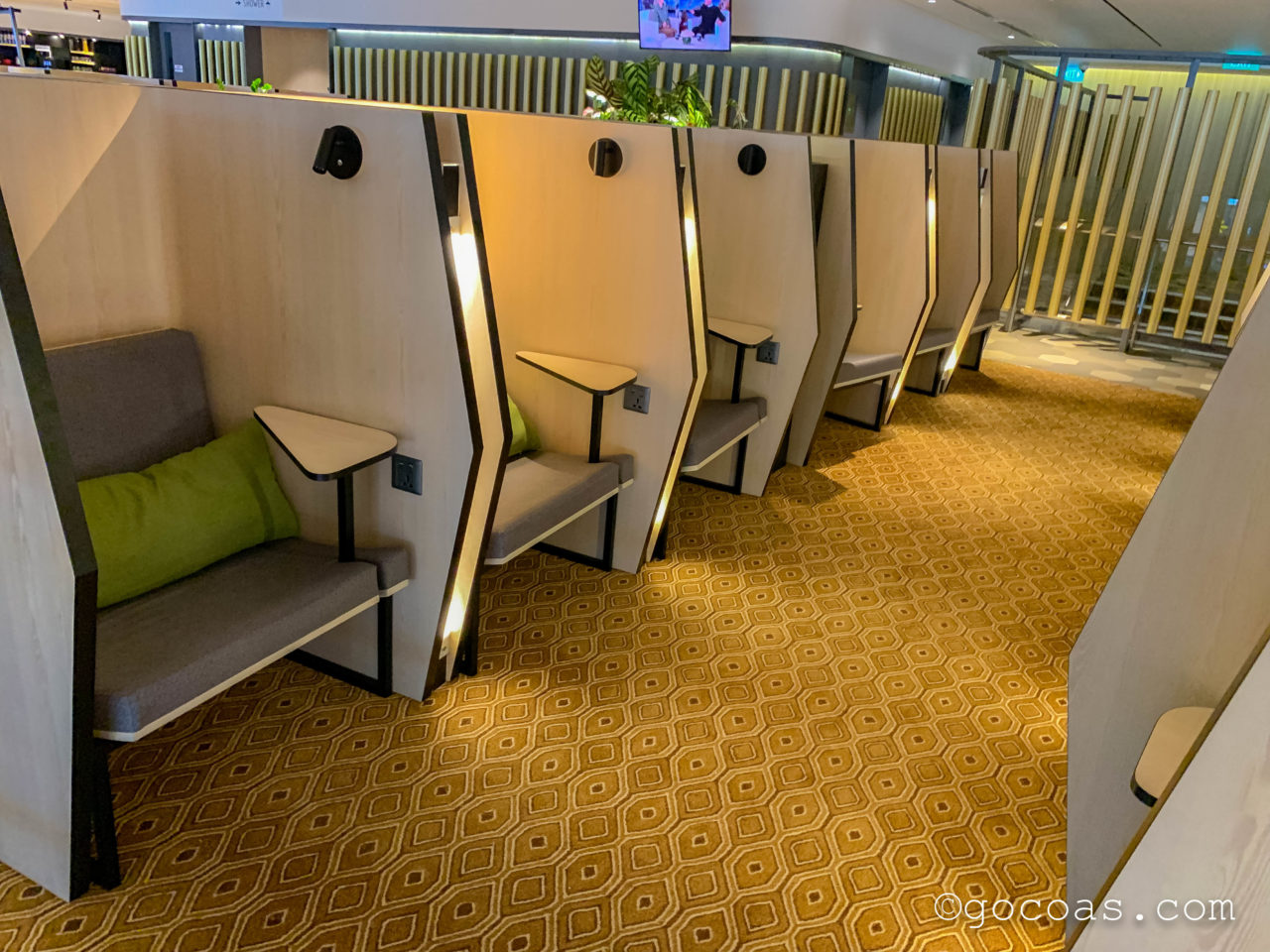 シンガポール・チャンギ国際空港内のBLOSSOM LOUNGEのテーブル席
