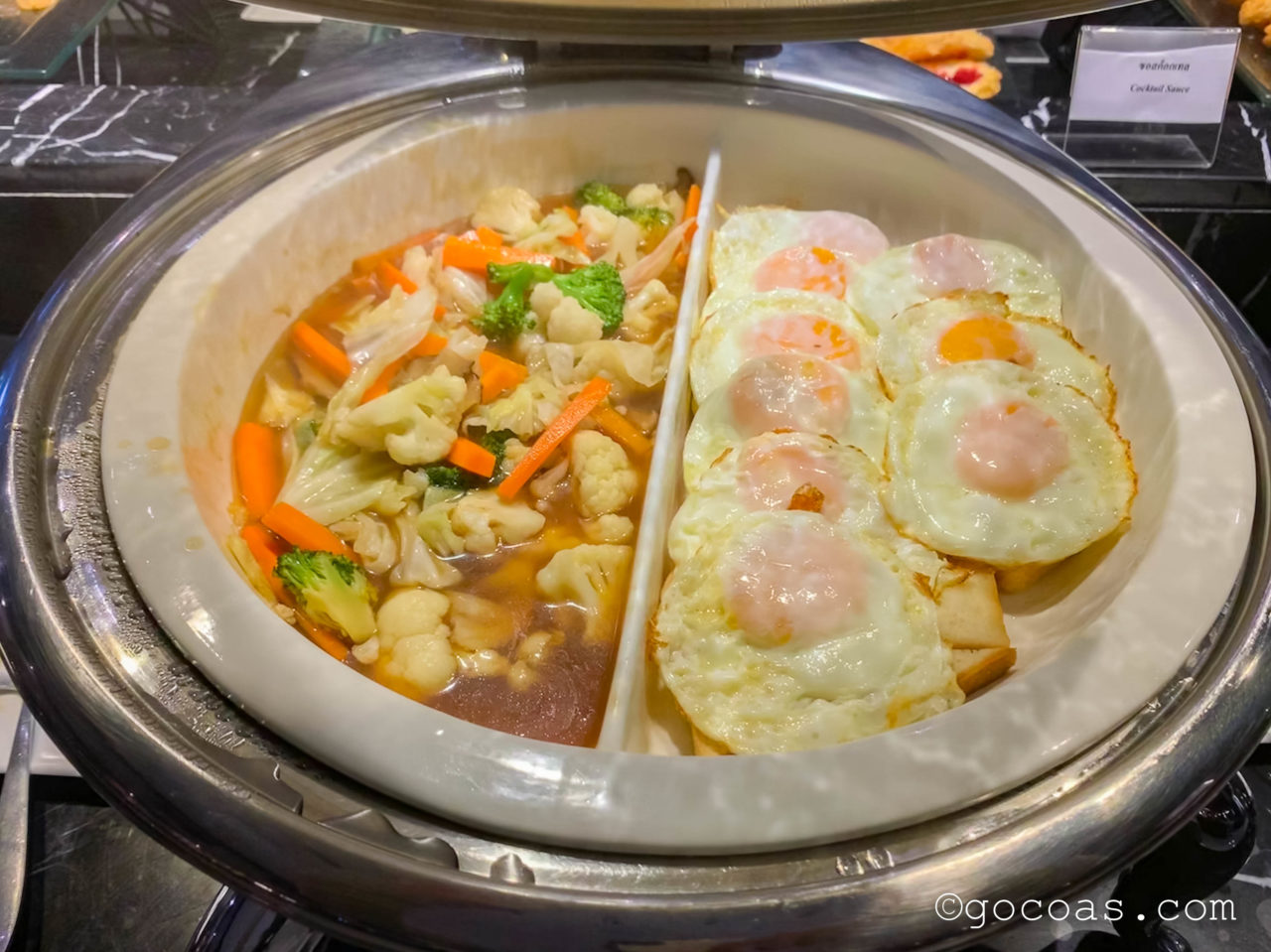 ドンムアン空港のMIRACLE LOUNGEの野菜と卵